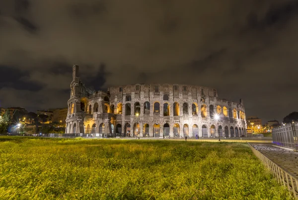 Bella vista sul Colosseo di notte — Foto Stock