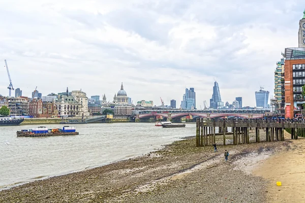 Skyline di Londra dal fiume Themes — Foto Stock
