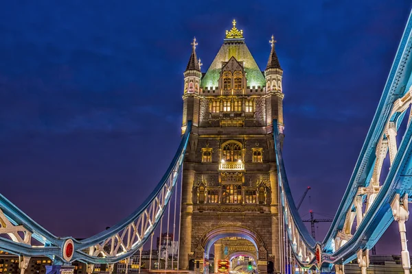 Piękny widok z mostu tower bridge nocą — Zdjęcie stockowe