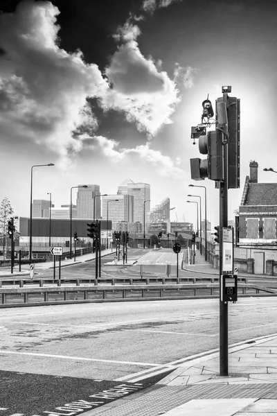 Semáforos y horizonte de Londres en el fondo — Foto de Stock