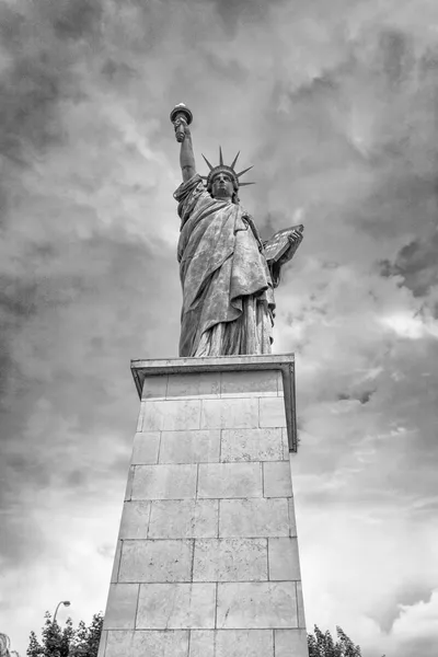 La estatua de la libertad en París — Foto de Stock