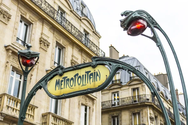 Señal de metro en París. Imágenes de stock libres de derechos