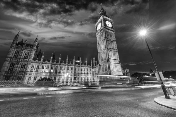 威斯敏斯特宫和大笨钟之夜的壮观景色 — 图库照片