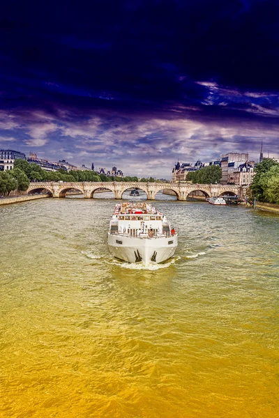 Sen Nehri 'ndeki tekne. — Stok fotoğraf