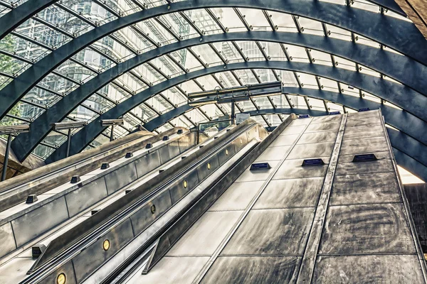 Rulltrappan på canary warf station, london — Stockfoto