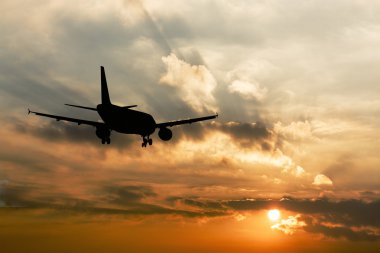 güzel bir uçak silüeti manzarası