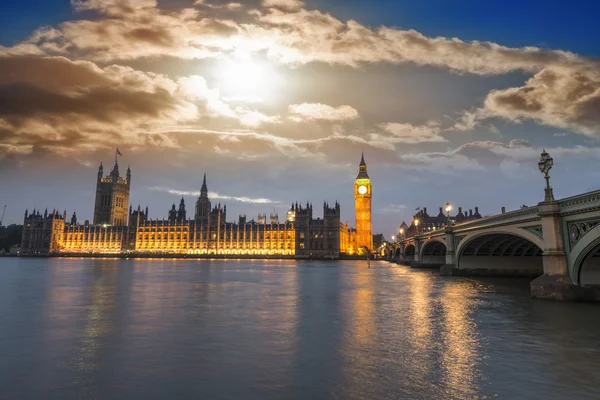 Hermosa vista de Westminster por la noche — Foto de Stock