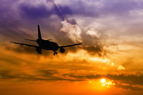 güzel bir uçak silüeti manzarası