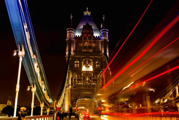 Mostu Tower bridge, oświetlenie czerwony autobus — Zdjęcie stockowe