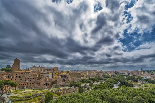 Horizonte de Roma com céu bonito — Fotografia de Stock
