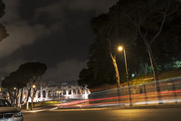 Kolezyum, Roma yakınındaki nigh tarafından trafik — Stok fotoğraf