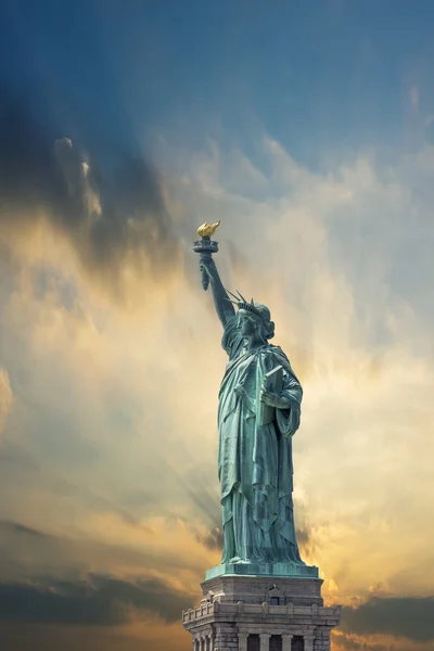 Güzel gökyüzü ile Özgürlük heykeli. — Stok fotoğraf
