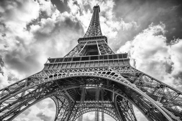 Torre vista eiffel da sotto