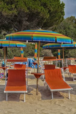 şezlong ve şemsiyeler