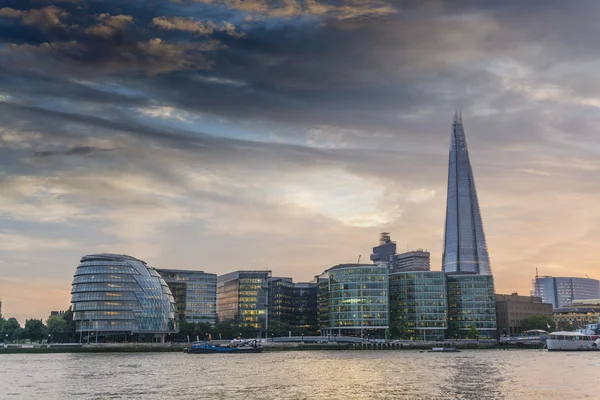 Puesta de sol en el nuevo horizonte de Londres — Foto de Stock