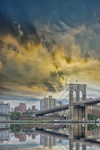 Brooklyn Köprüsü ile güzel gök — Stok fotoğraf