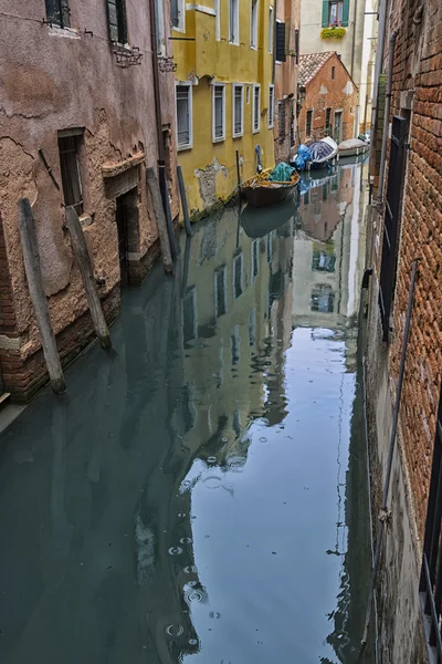 Маленький канал в Венеции, Италия — стоковое фото