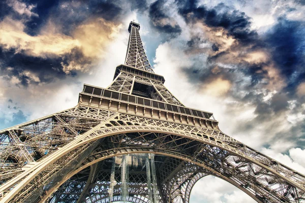 The Eiffel Tower from below — Stock Photo, Image