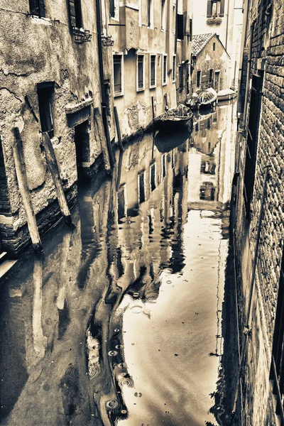 Маленький канал в Венеции, Италия — стоковое фото