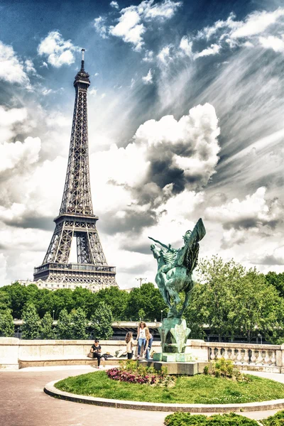 A gyalogos és a eiffel torony — Stock Fotó