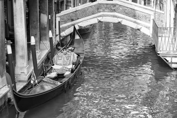 Гондола в маленьком канале в Венеции — стоковое фото