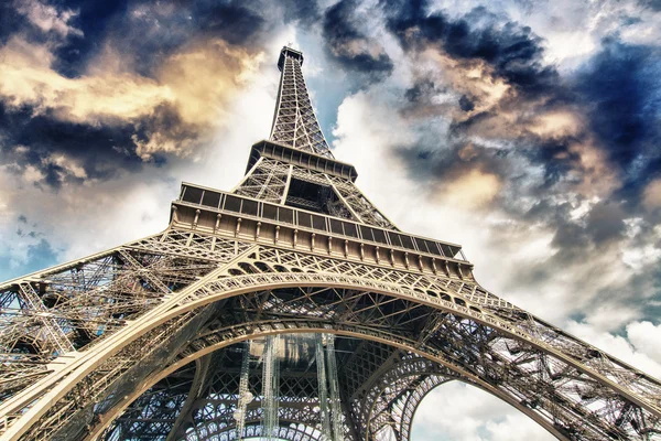 La torre Eiffel desde abajo Imagen de archivo