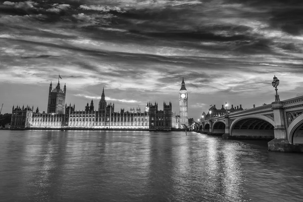 Krásný výhled z Westminsteru v noci — Stock fotografie