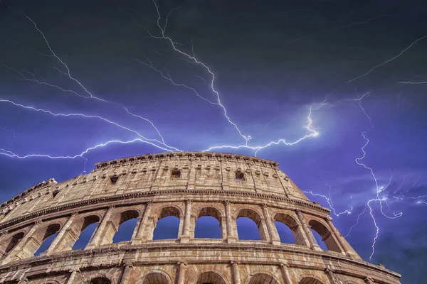 Bellissimo cielo sopra il colosseo di Roma — Foto Stock