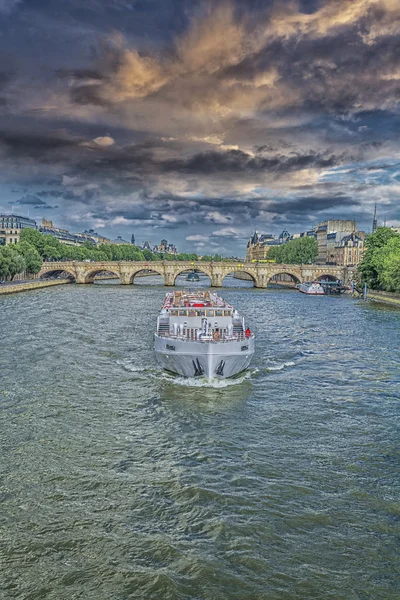 The boat on the Seine — Stock Photo, Image