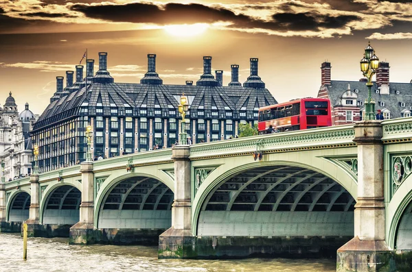 Autocarro vermelho de dois andares na ponte de Westminster — Fotografia de Stock