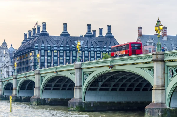 Rode doubledecker bus op westminster bridge — Stockfoto