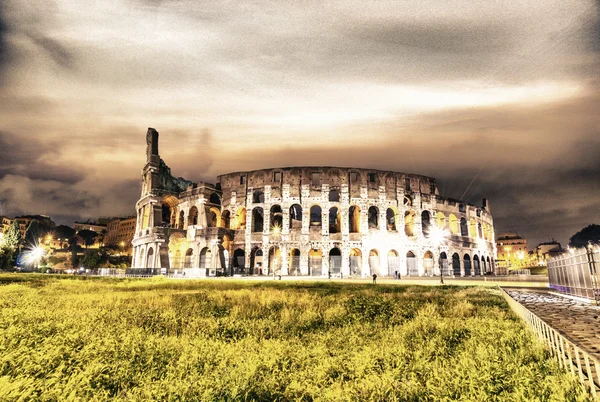 Bella vista sul Colosseo di notte — Foto Stock