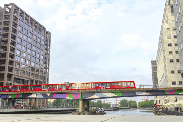 LONDRES, CANARIO WHARF UK - 28 DE SEPTIEMBRE - Puente DLR con tren en Can —  Fotos de Stock