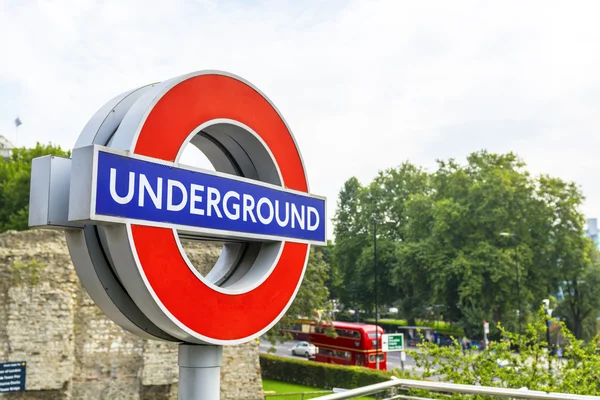 LONDRES - SEP 287: Sinal de estação de metrô brilha em Septem — Fotografia de Stock