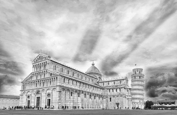 Schöne Aussicht auf die Kathedrale von Pisa. — Stockfoto