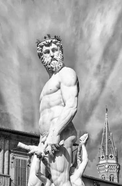 Socha Neptuna v piazza della signoria ve Florencii — Stock fotografie