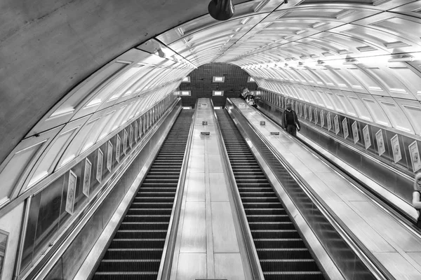 Schody ruchome w stacji metra — Zdjęcie stockowe
