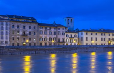Pisa gece alon nehir tarafından arno