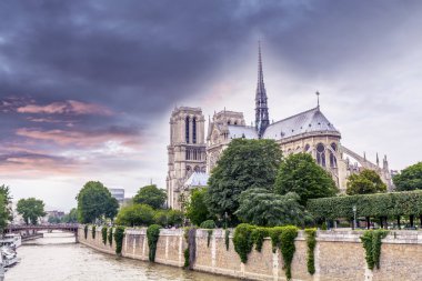 notre dame, paris üzerinde güzel gökyüzü
