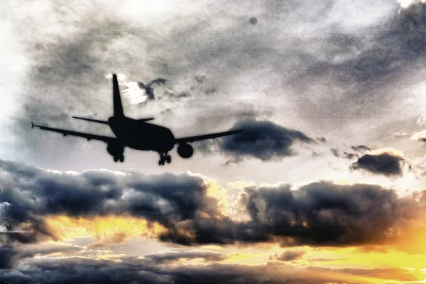 Krásný výhled na siluetu letadla — Stock fotografie