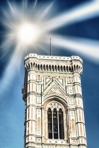 Krásný výhled na zvonici ve Florencii — Stock fotografie