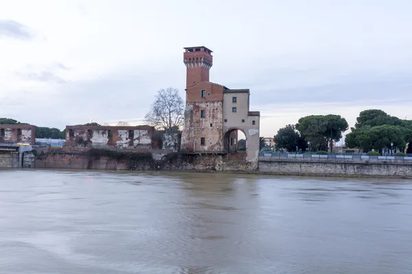 Ancien bâtiment près de la rivière Arno — Photo
