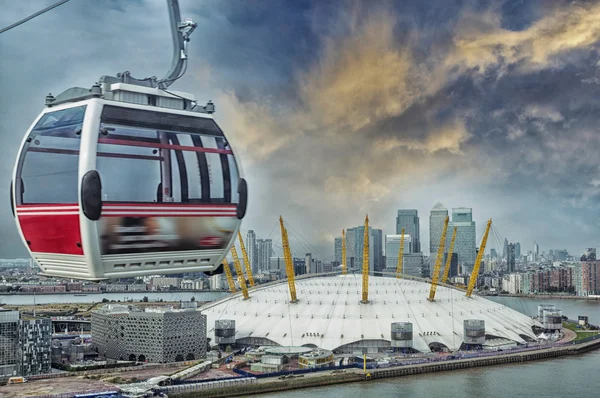 Cable car and London skyline — Stock Photo, Image