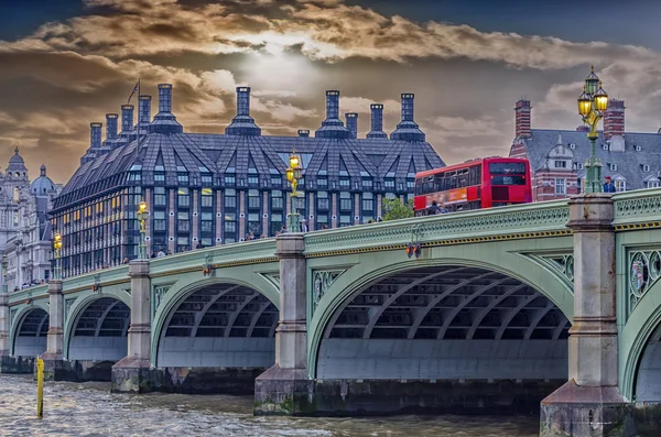 Rode doubledecker bus op westminster bridge — Stockfoto