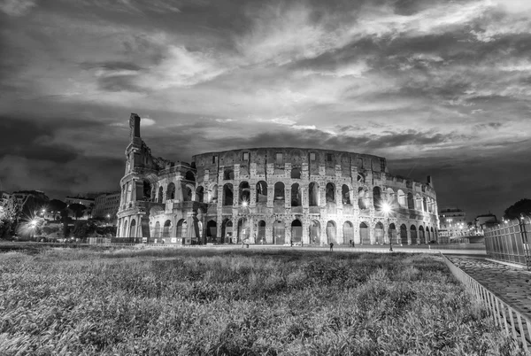 Hermosa vista del Coliseo por la noche — Foto de Stock