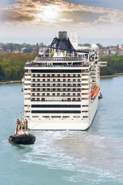 Cruise ship in Canl Grande, Venice. — Stock Photo, Image