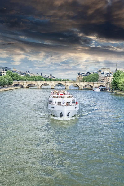Båten på Seine — Stockfoto
