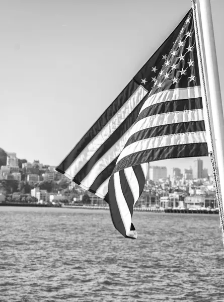 Bandera de Estados Unidos con en el horizonte de fondo de San Francisco —  Fotos de Stock