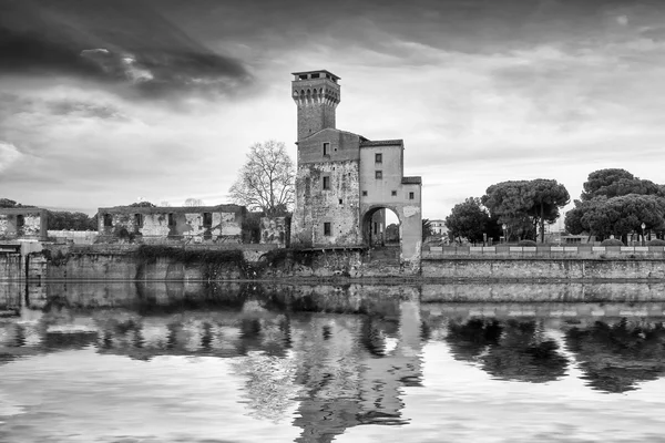 Ancien bâtiment près de la rivière Arno — Photo