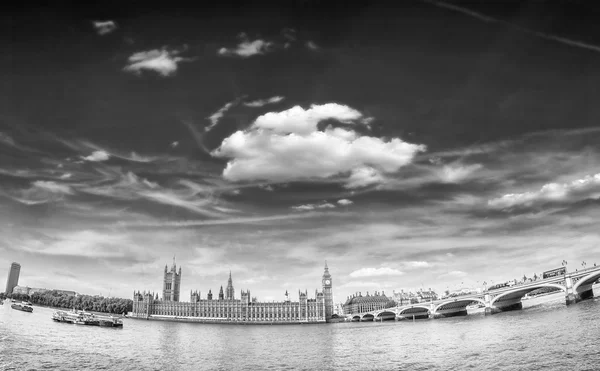Westminsyer Palast und Brücke mit schönem Himmel — Stockfoto